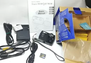 OLYMPUS µ 790 SW / Stylus 790 SW 7.1MP Digital Camera - Picture 1 of 9