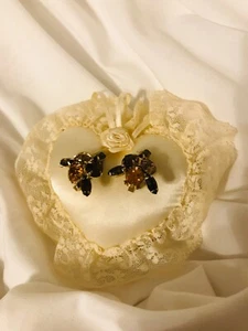 PENDIENTES ALICE CAVINESS TONO DORADO FIRMADOS EN FORMA DE FLOR CLIP ON - Imagen 1 de 4