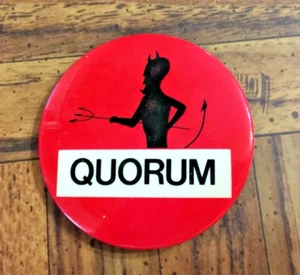 Vintage Slater NEW YORK QUORUM Teufel Pin Button Pinback Werbung - Bild 1 von 2