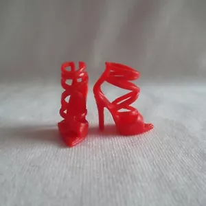 NUOVO 2018 Barbie Natale Holiday Doll Rosso Scarpe Tacco Alto ~ Modello Muse Abbigliamento - Foto 1 di 1