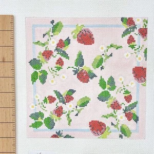 Cuesador de ciruela pintado a mano lienzo de aguja fresas dispuestas en rosa - Imagen 1 de 1