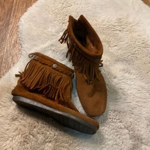 Minnetonka 6 Layer Fringe Bootie Suede High Top Back Zip Ankle Boots Moccasin - Picture 1 of 10