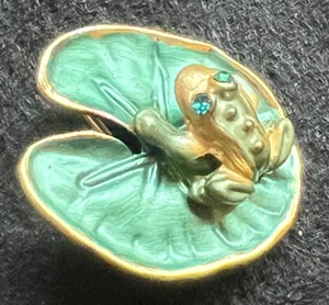 FROSCH AUF LILIENPAD BROSCHE ART DECO INSPIRIERT EMAILLE GOLDFARBEN STEINBESETZT AUGEN - Bild 1 von 8