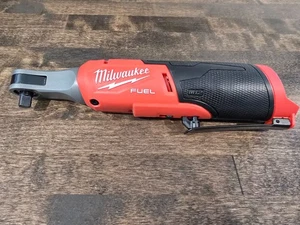 Milwaukee M12 COMBUSTIBLE 12 voltios sin escobillas inalámbrico 3/8 pulgadas Herramienta de trinquete 2567-20 12V - Imagen 1 de 3