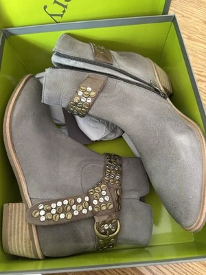 Botas Antelope Demi para mujer gris gamuza occidental EU38 se adapta a 7-7,5 nuevas Foto 1 de 4