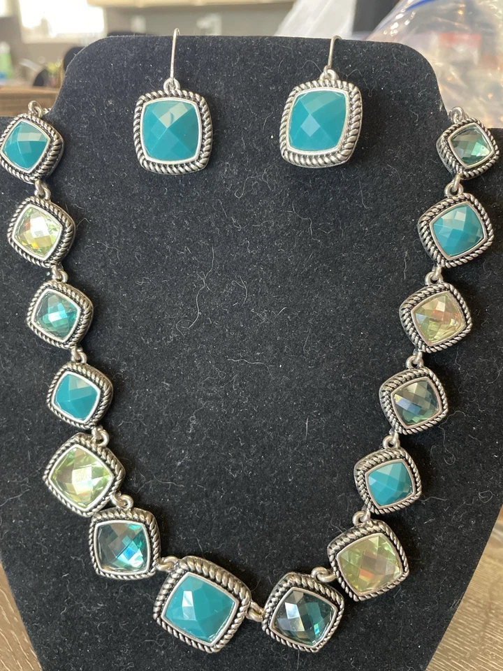 Juego de pendientes collar Napier llamativo cristal verde azulado corte cojín tono plata Foto 1 de 4
