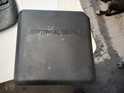 2000-2006 Chevy Silverado GMC Sierra FUSE BOX COVER 15703947 GENUINE - Image 1 of 4