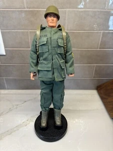 G.I. Joe 12 inch Striker Actionfigur mit Ständer - Bild 1 von 6