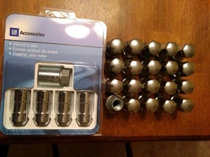 GM SILVERADO SIERRA YUKON 1500 OEM LUG NUTS SET 9596070 x20 + 9599493 LOCKS - Picture 1 of 3