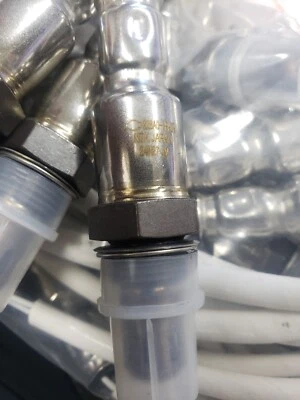 Sensor de oxígeno NTK 24472 para Nissan Sentra Titan NV2500 2013-2022 Foto 1 de 4