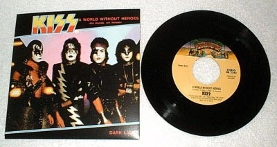 KISS "A World Without Heroes" B/W "Dark Light" Spain Picture Sleeve Box Set Ace Foto 1 de 4