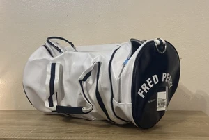 Borsa Fred Perry Classic Barrel Holdall Borsone Viaggio Navy Vintage 16” Lunga x 9” - Foto 1 di 9