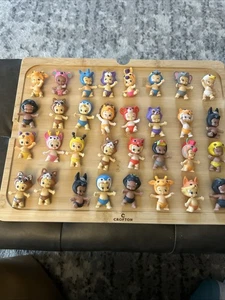 TWOZIES Konvolut 32 Baby Minifiguren Spielzeug Sammlerstück - Bild 1 von 8
