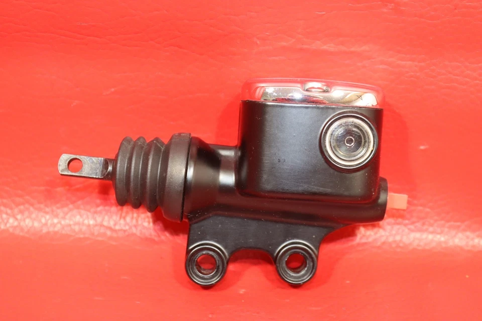 Harley-Davidson Street Glide CVO FLHXSE 2010 freno trasero cilindro maestro limpio Foto 1 de 4