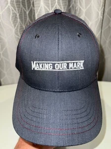 Making Our Mark Mütze Kappe weiß bestickt grau Baumwolle Hakenschlaufe verstellbar gebraucht, in einwandfreiem Zustand - Bild 1 von 12