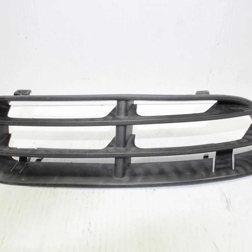 PARAGOLPES INFERIOR DERECHO VOLKSWAGEN JETTA 1999-2005 NEGRO OEM 1J5853666 Foto 1 de 4