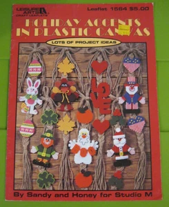 LEISURE ARTS LEAFLET #1564 HOLIDAY ACCENTS IN PLASTIC CANVAS BY SANDY AND HONEY - Picture 1 of 2