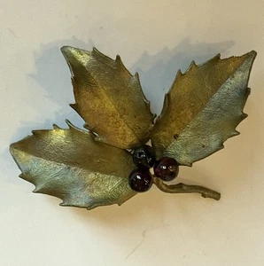 Michael Michaud Stechpalmenblatt & beerenroter Granat auf Bronze Brosche Anstecknadel - Bild 1 von 5