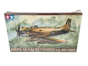 Tamiya 61073 1/48 Model Kit U.S.Air Force Douglas A-1J Skyraider SIGILLATO #50 - Foto 1 di 3