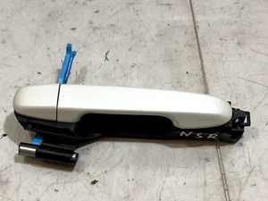 TOYOTA YARIS 2014 MK3 TÜRGRIFF AUSSEN HINTEN LINKS in WEISS 084 /2011-17 - Bild 1 von 11