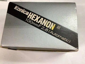 KONICA HEXANON Objektiv 100 mm f/2,8 Portrait MF neu aus altem Lagerbestand - Bild 1 von 4