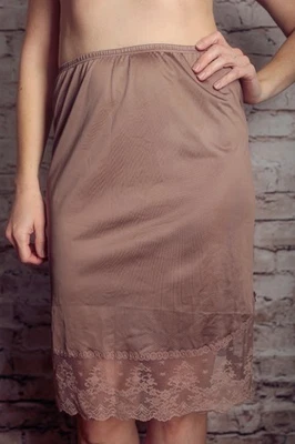 Vintage Vanity Fair Marrón Suave Satinado Encaje Medio Deslizamiento Pequeño Largo Glamour Retro Foto 1 de 4