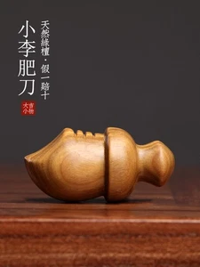 2.9*2.9*5.8 Hand Carved Green Sandalwood Netsuke : Knife 小李肥刀 - Picture 1 of 1