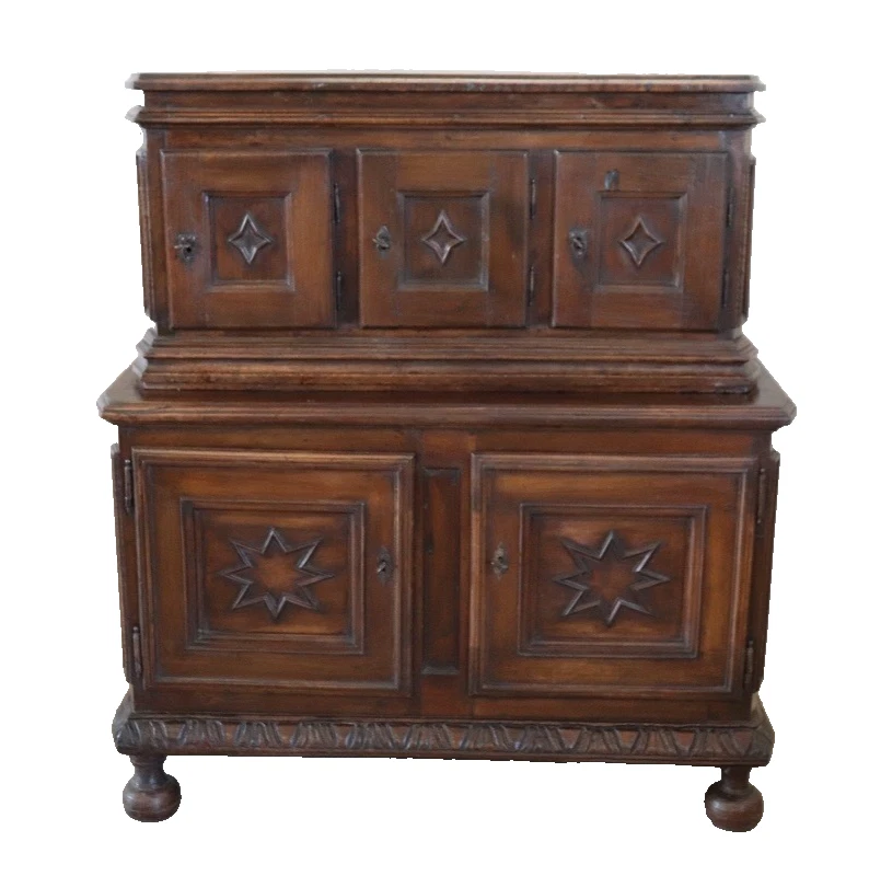 Armario o armario antiguo italiano de nogal macizo del siglo XVII Foto 1 de 4