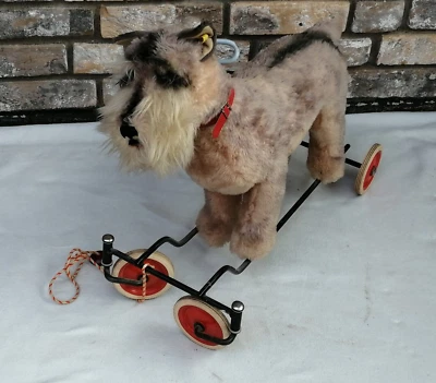 Steiff Hund auf Rädern 4320/50 Reitschnauzer mit Knopf Fahne Schlepplenkung 70er - Bild 1 von 4