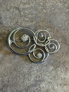 Vintage silberfarbene Brosche Anstecknadel mit Strass und Metalldraht Kreisen - Bild 1 von 2