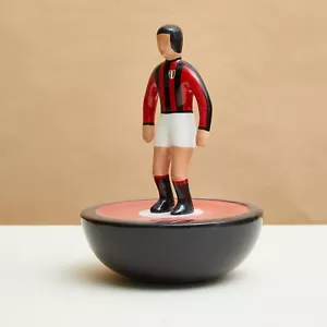 Scultura Subbuteo Gigante AC Milan in Ceramica a Stampo Smaltata a Mano 30x20 - Picture 1 of 14