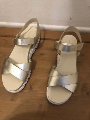 Cole Hann Color: Cuero Metálico Dorado Suave Talla 10 B Foto 1 de 4