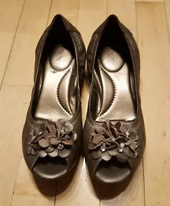 Bandolino leather taupe open toe size 8 - Picture 1 of 2