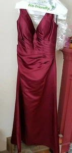 50% off! D’Zage Bridesmaid Gown V-Neck Horizontal Front Pleats Size 10 Burgundy - Picture 1 of 4