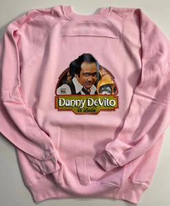 Nuevo de lote antiguo Años 80 De Colección Hanes Danny DeVITO TAXI Rosa Crew Sudadera Talla L 42-44 Hecha en EE. UU. - Imagen 1 de 4