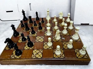 Vintage Schachspiel aus Holz mit klappbarem Klappbrett & schwarz/weißen Kunststofffiguren - Bild 1 von 7