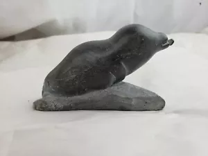 Statuina di sigillo in pietra intagliata firmata, Inuit - Foto 1 di 11