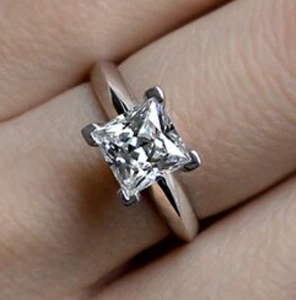 Anillo de compromiso de diamantes simulados de corte princesa anillo de cumpleaños de plata de ley de 2 quilates - Imagen 1 de 5