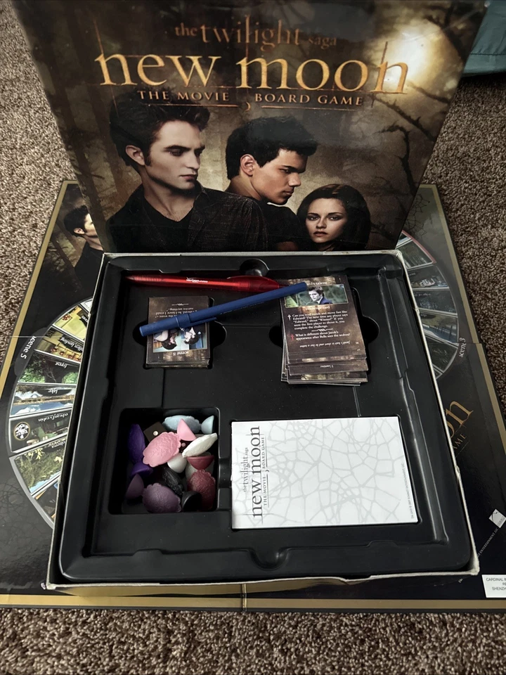 The Twilight Saga New Moon The Movie Board Game Summit Cardinal Family +13 - Image 1 of 1