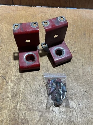 Soportes de soporte de radiador inferiores diésel Dodge Ram 2003-2009. Foto 1 de 3