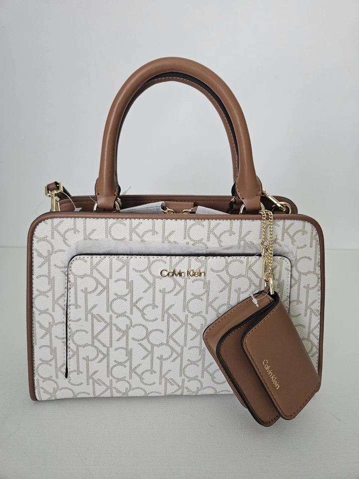Bolso de mano mediano para mujer Calvin Klein con bolsa logotipo CK marrón vainilla Foto 1 de 4