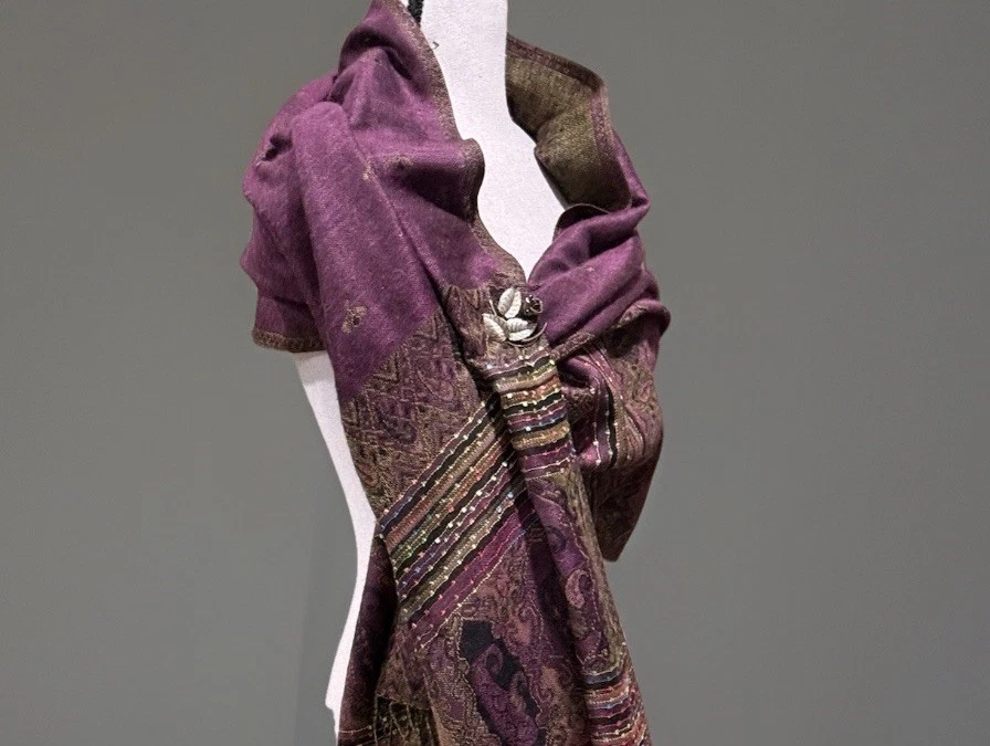 Juego de regalo vintage mantón pashmina púrpura y broche de mediados de siglo de astilla esterlina regalo Foto 1 de 4