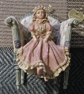 Muñeca vintage 2000 Kurt Adler Louis Nichole en sillón adorno estilo victoriano - Imagen 1 de 16