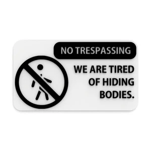 Letrero Divertido | Sin Traspaso Estamos Cansados de Ocultar los Cuerpos - Imagen 1 de 4