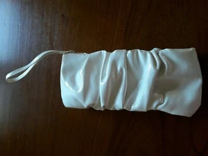 Style & Co Handgelenktasche Kunstleder mit Rüschen weiß - Bild 1 von 8