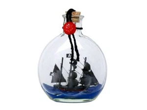 Modelo de barco pirata caribeño en botella de vidrio 4" - Imagen 1 de 1