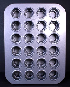 Cakeboss Mini Cupcake Muffinform 24 Tassen Neu mit Etikett 14" L x 10,5" B x 2" Ht - Bild 1 von 7