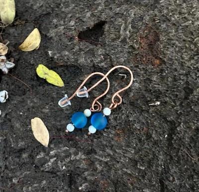 Серьги ручной работы из меди, темно-синего морского стекла и раковины пука на Гавайях - Изображение 1 из 4