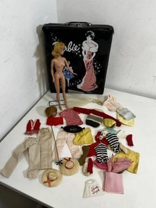 Bambola Barbie vintage 1962 con vestiti e accessori e scatola! - Foto 1 di 7
