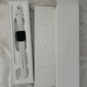 Apple Watch Series 6, 40MM with box sport watch - Photo 1 sur 9